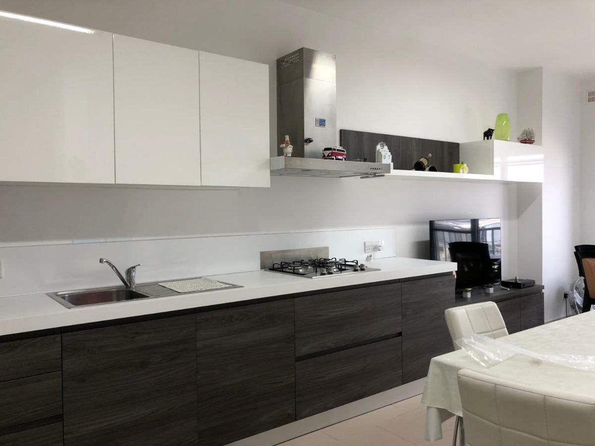 Modern Apartment With Sea View 멜리에하 외부 사진
