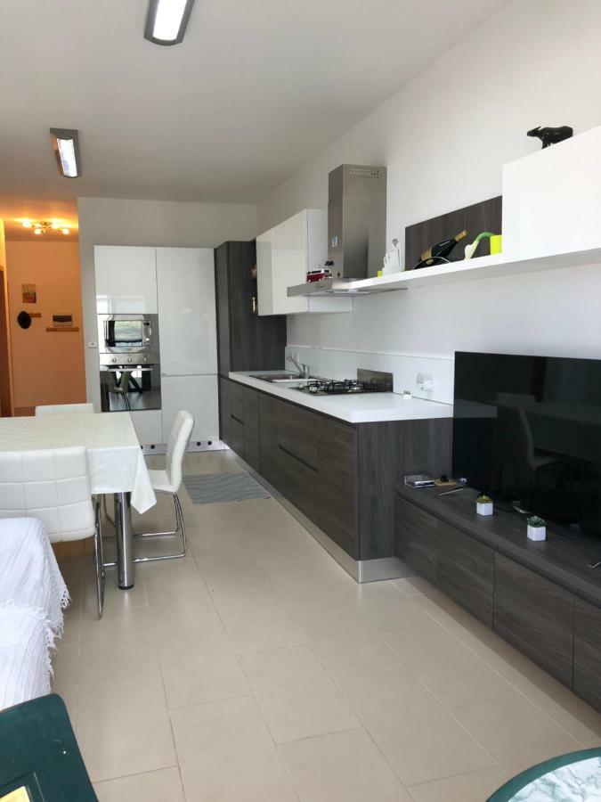 Modern Apartment With Sea View 멜리에하 외부 사진