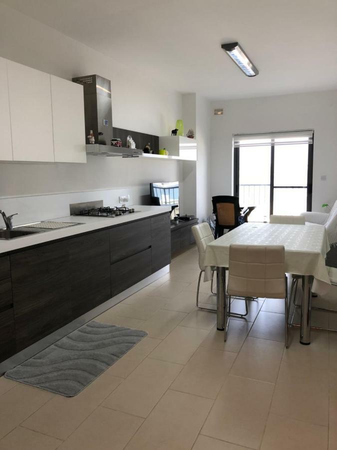 Modern Apartment With Sea View 멜리에하 외부 사진
